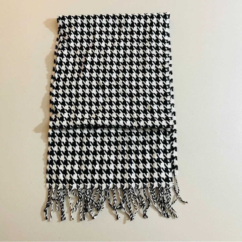 Croft & Barrow Super Soft 100% Acrylic Black and White Houndstooth Scarf